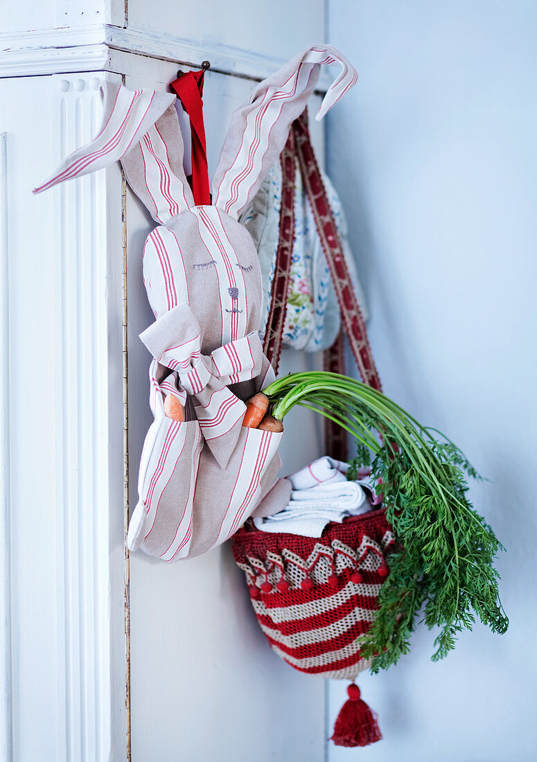 DIY-Stoffsack in Hasenform mit Karotten und Körbchen aus Strickmütze