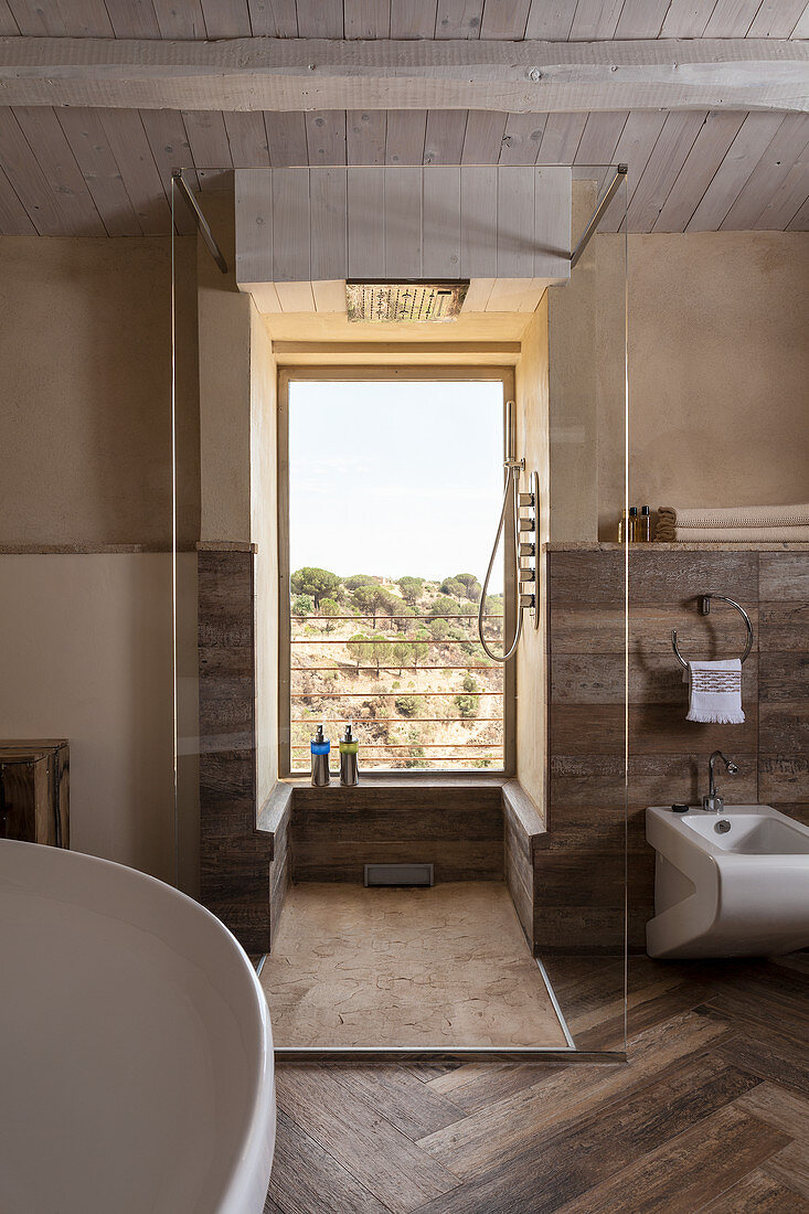 Duschbereich mit Landschaftsblick im Badezimmer, Wandverkleidung aus recyceltem Holz