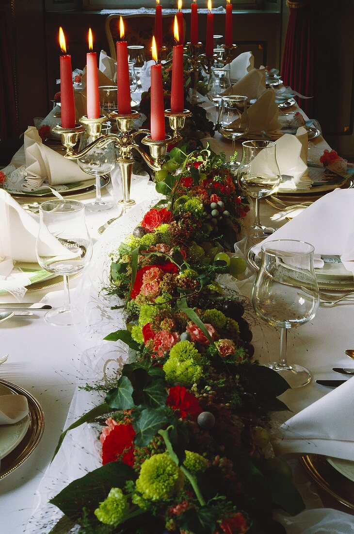 Blumengirlande & Kerzen auf festlicher Hochzeitstafel