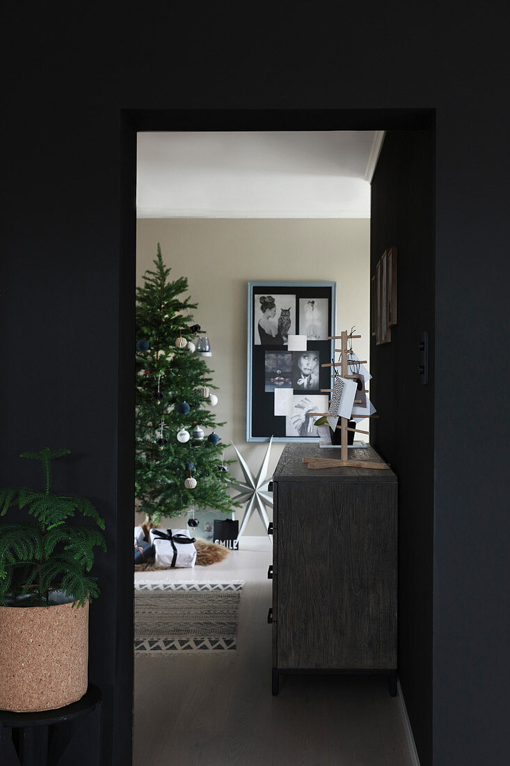 Blick ins Zimmer mit Weihnachtsbaum