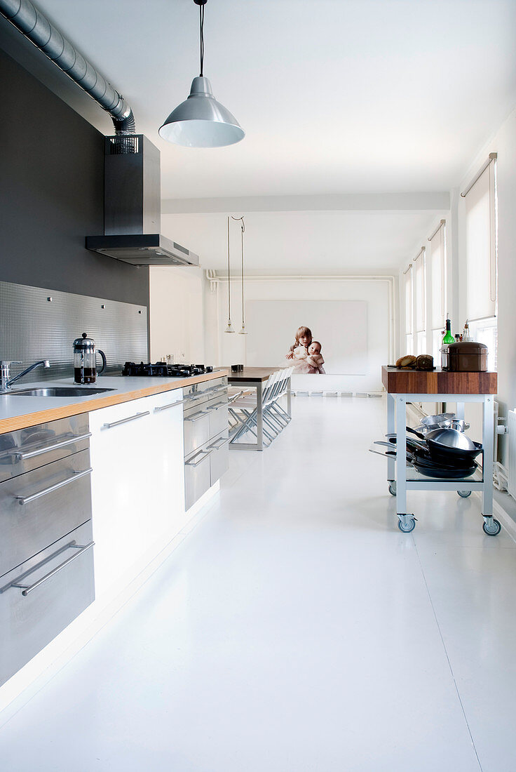 Offene Küche im minimalistischen Wohnraum mit weißem Boden