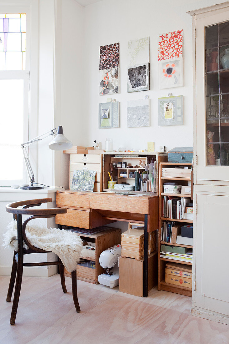 Schreibtisch und Stuhl mit Tierfell, Bilder an der Wand
