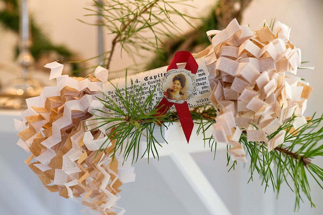 DIY-Papierbonbon mit Siegel als Weihnachtsdekoration