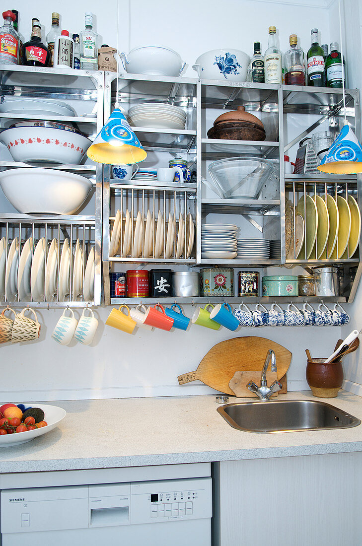 Küchenregal aus Edelstahl mit Tellerregal und Tassenhaken