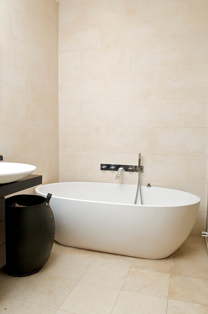 Ovale freistehende Badewanne im modernen Bad in hellem Beige