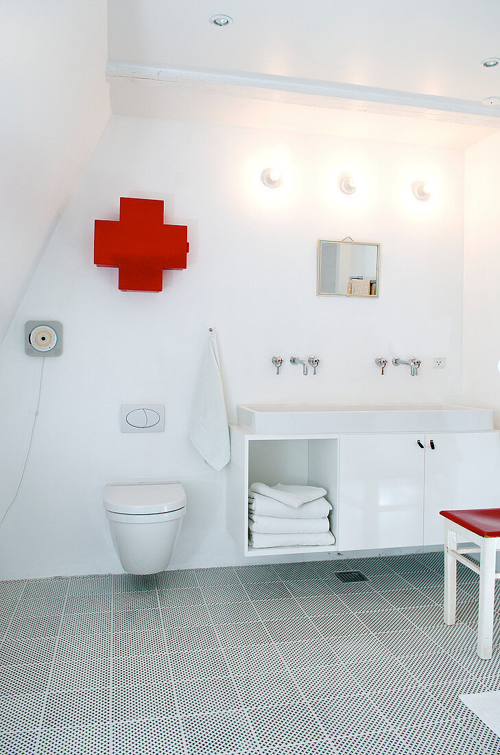 Medizinschrank in Kreuzform über der Toilette im modernen Bad