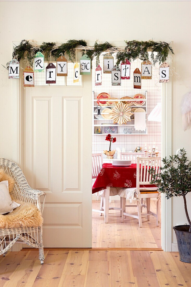 DIY-Girlande mit Weihnachtsgruß über der Zimmertür