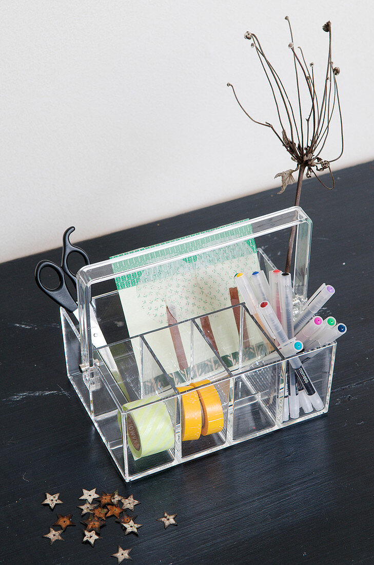 Utensilo aus transparentem Kunststoff mit Schreibtischzubehör
