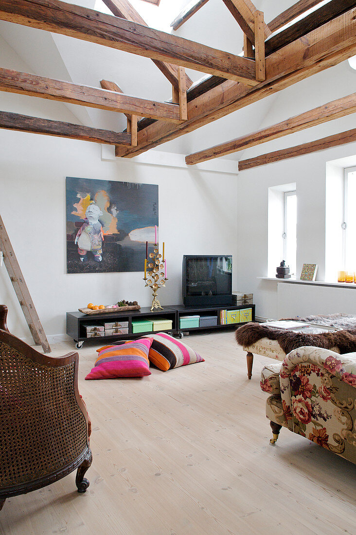 Wohnzimmer mit doppelter Raumhöhe und Holzbalken