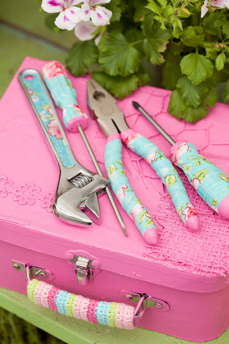 Selbstgemachter femininer Werkzeugkoffer in Pink mit beklebtem Werkzeug