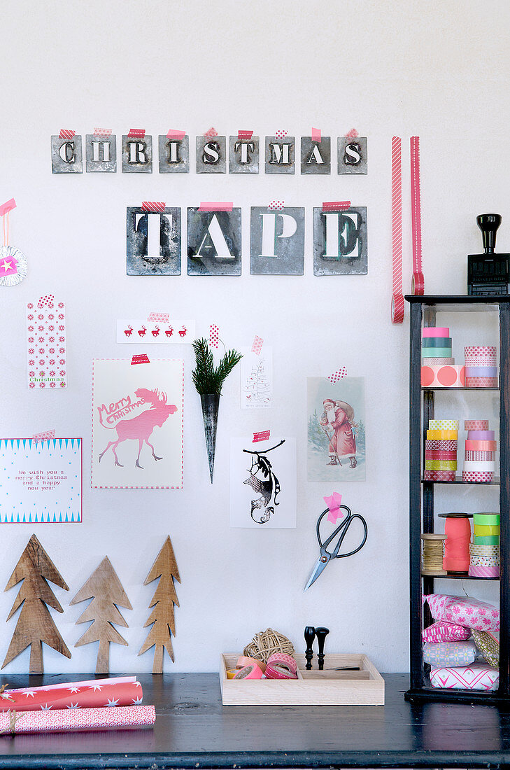 Collage mit Buchstabenschablonen an der Wand überm Schreibtisch