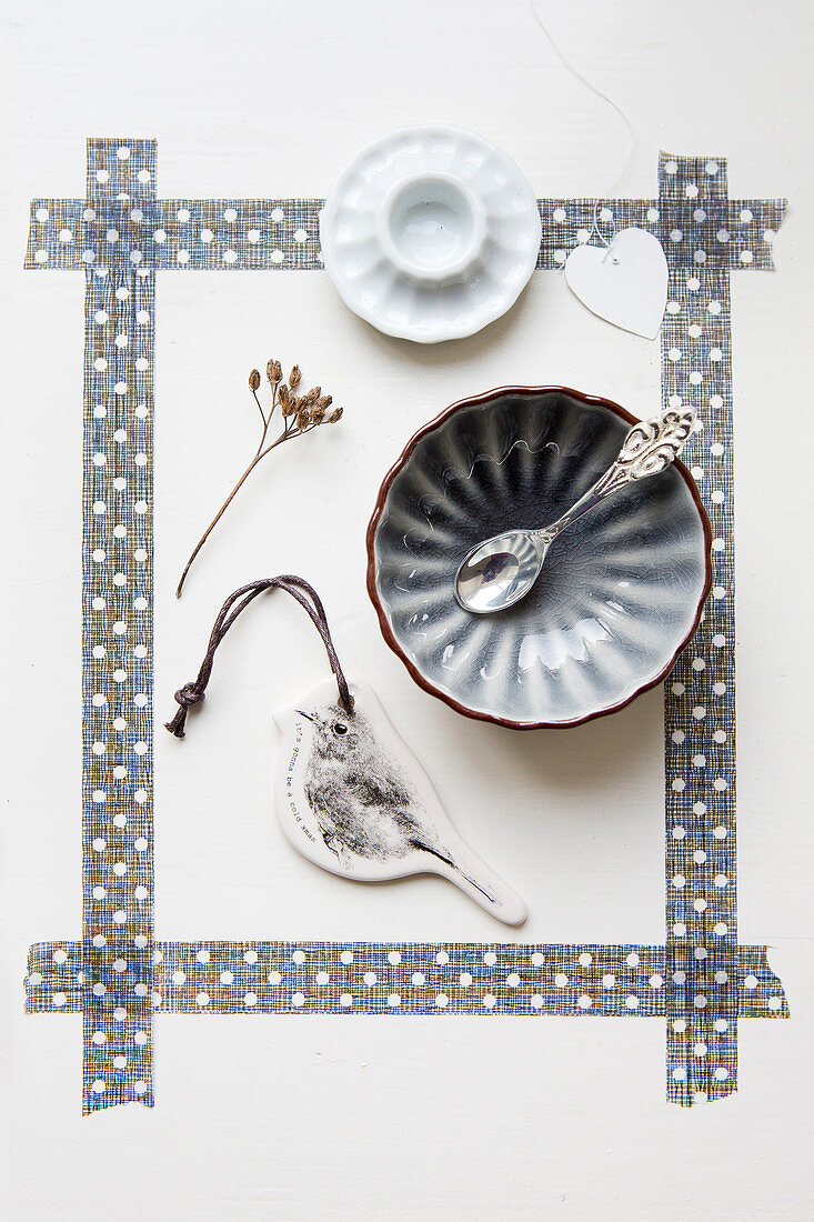 Schale, Vogelanhänger und Eierbecher in einem Rahmen aus grauem Masking Tape