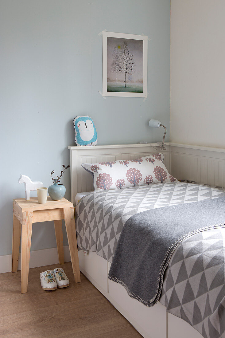 Schlafzimmer im Skandinavischen Stil in Grautönen mit grafisch gemusterter Decke
