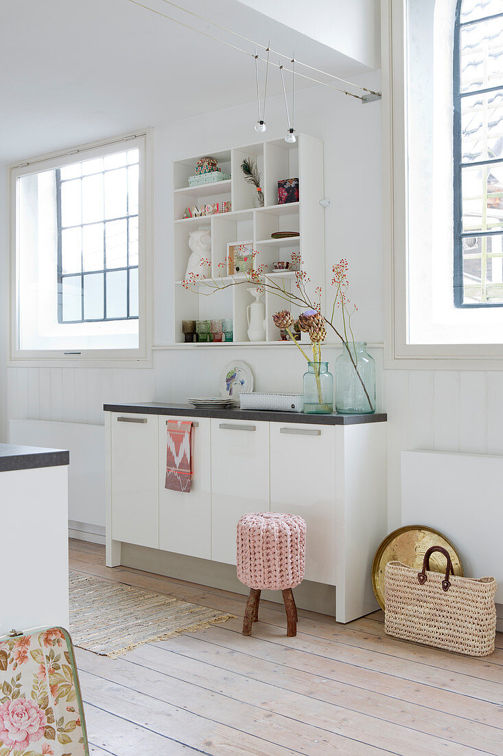 Schmale Küchenzeile zwischen zwei Sprossenfenstern in weißer Küche