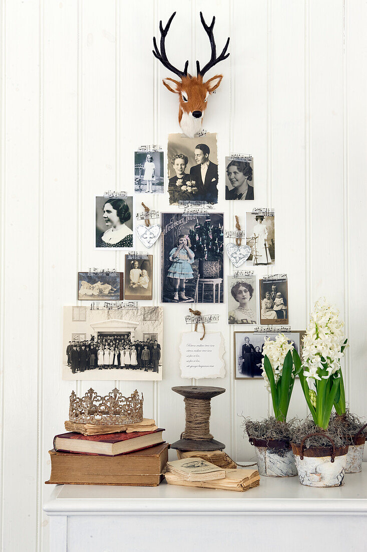 Nostalgische schwarz-weiße Fotos in Tannenbaumform arrangiert