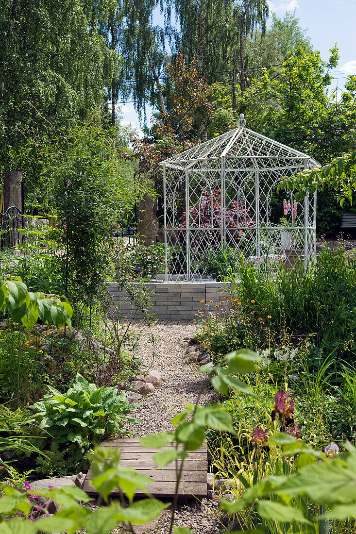 Romantischer weißer Pavillon im sommerlichen Garten