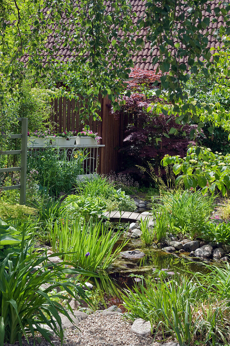 Japanisch inspirierter Garten mit Teich und Bogenbrücke