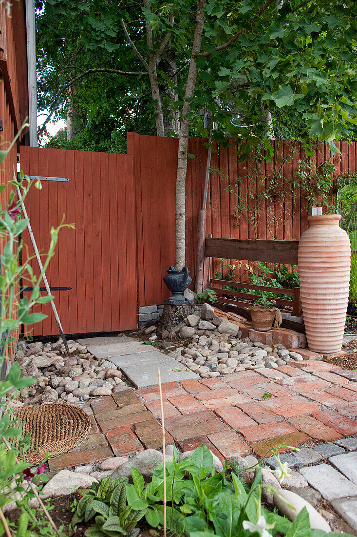 Bodengestaltung im Garten mit Steinen, Kieseln und Platten