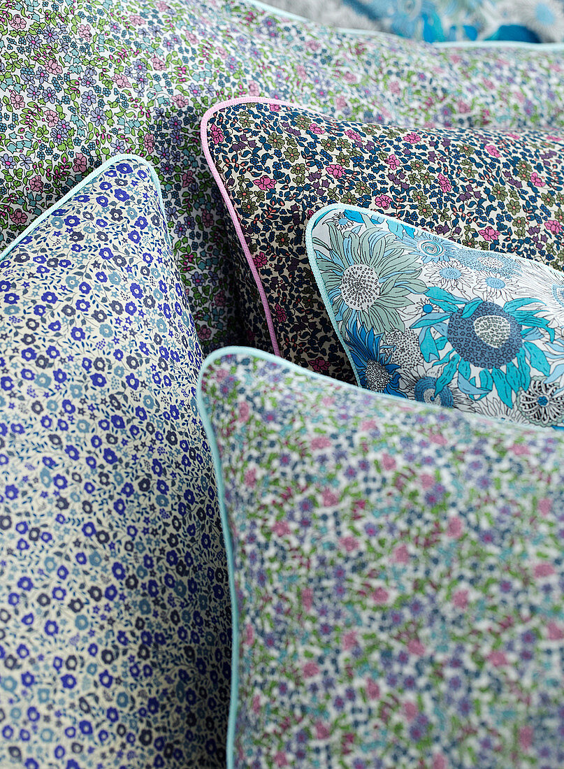 Cushions with old-fashioned millefleur patterns and piping