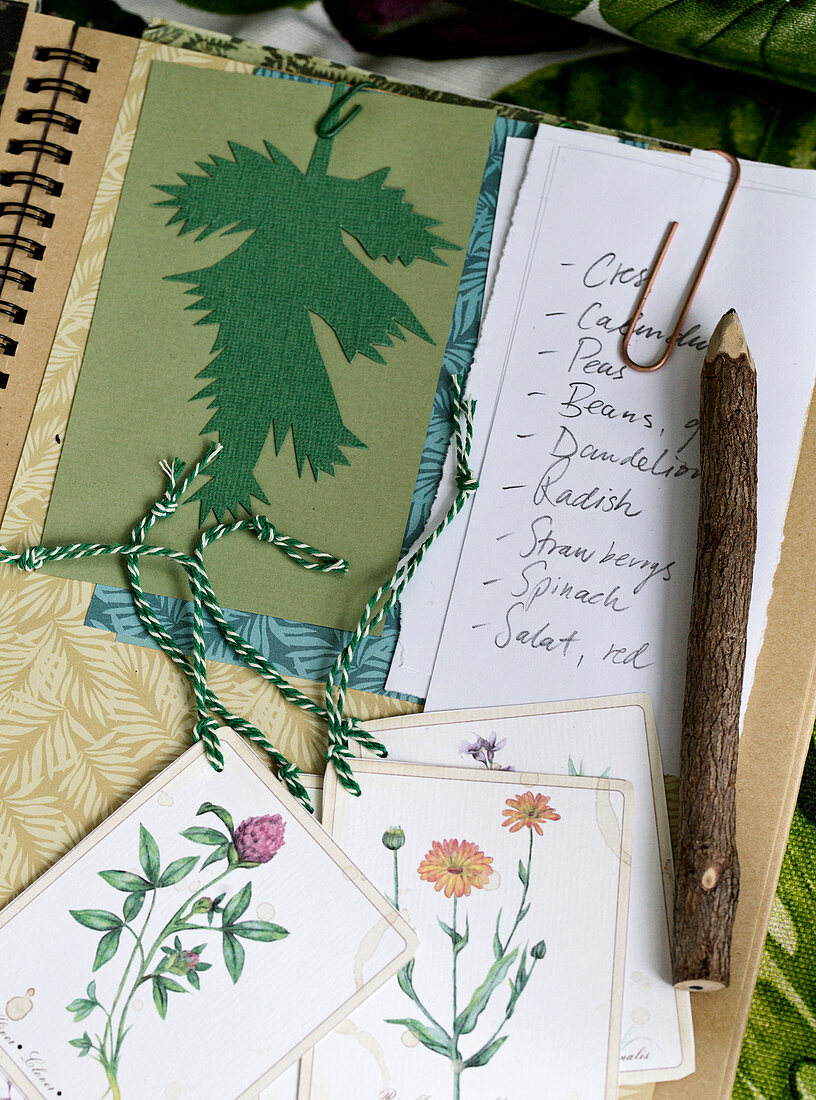 Collage mit botanischen Motiven und Einkaufsliste im Notizbuch