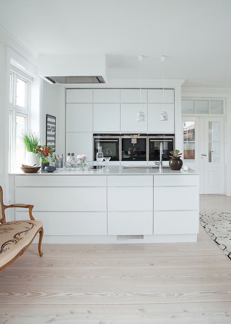 White fitted kitchen with peninsula counter