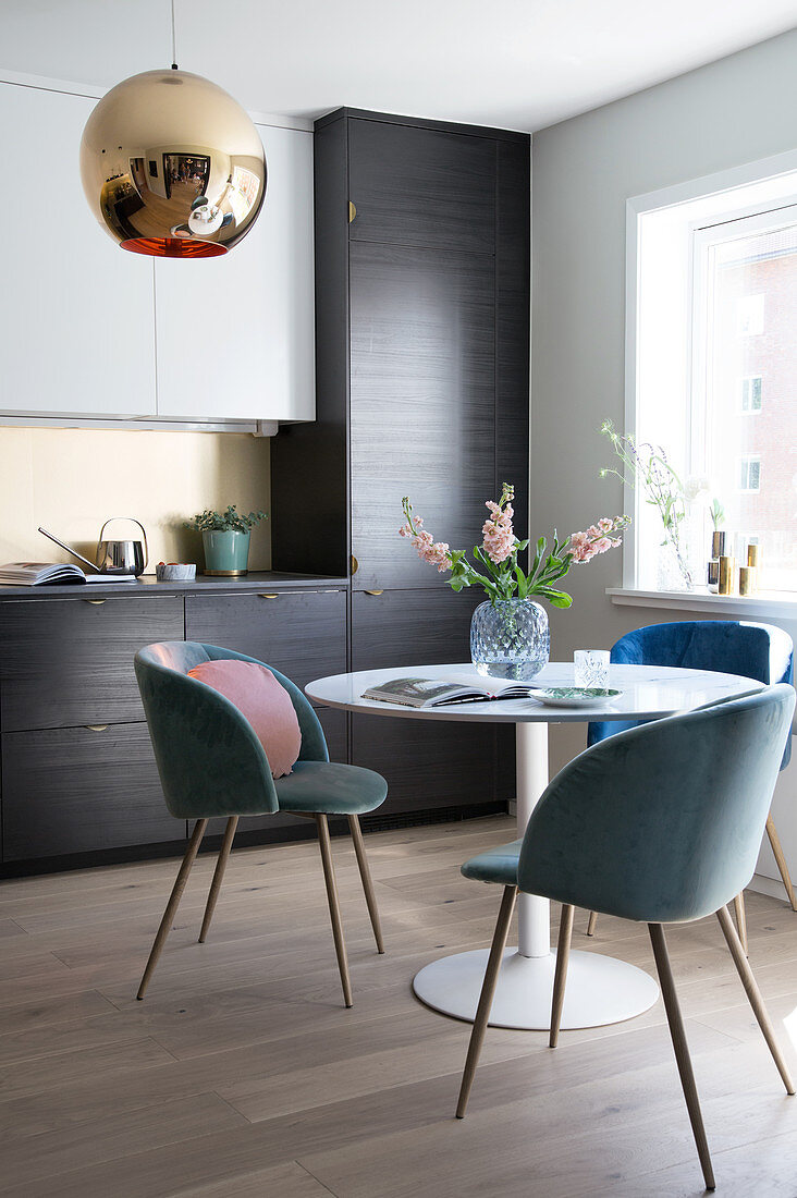 Runder Tisch mit Schalenstühlen in der Küche
