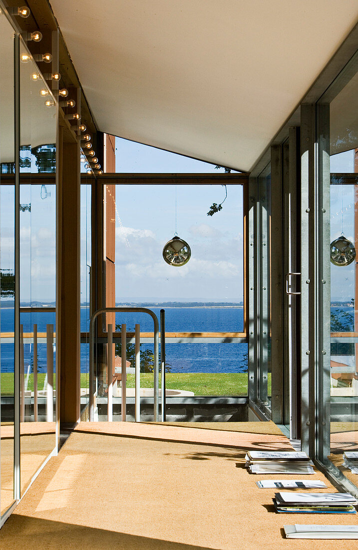 Moderner Flur mit Fensterfront und Blick aufs Meer