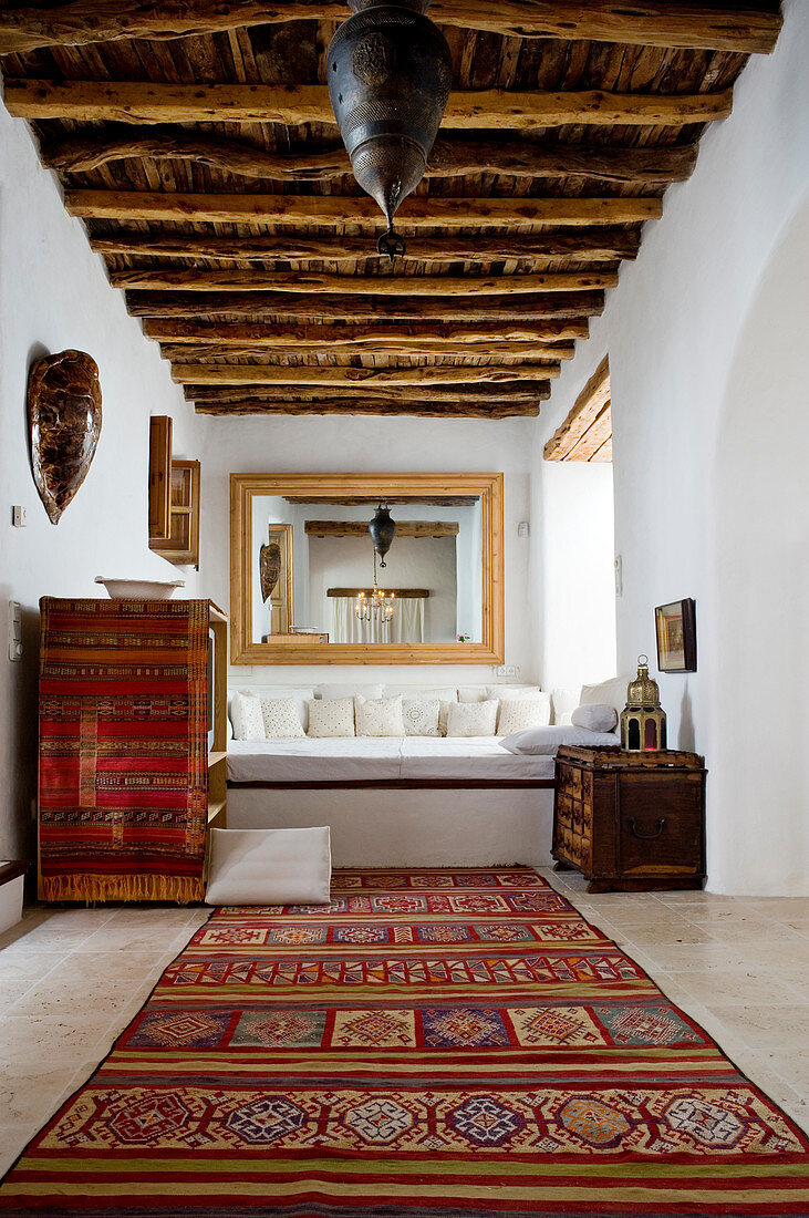 Orientalischer Teppich im rustikalen Wohnzimmer mit Holzbalkendecke