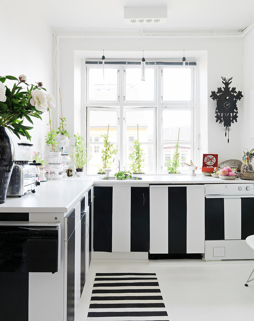 Küche mit schwarz-weiß gestreiften Fronten und Läufer mit Blockstreifen