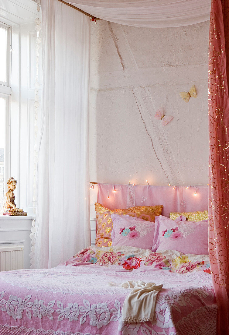 Romantische rosafarbene Bettwäsche im Himmelbett