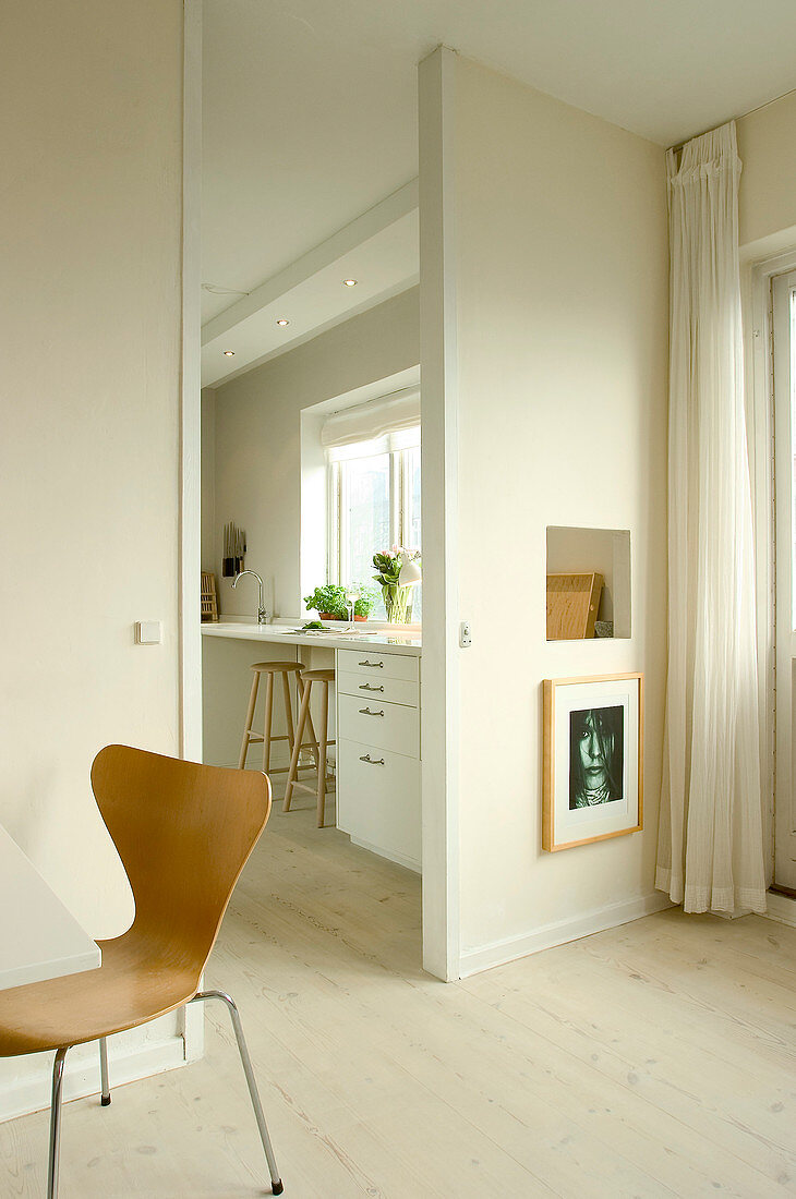 Passage and opening to the kitchen in white and beige