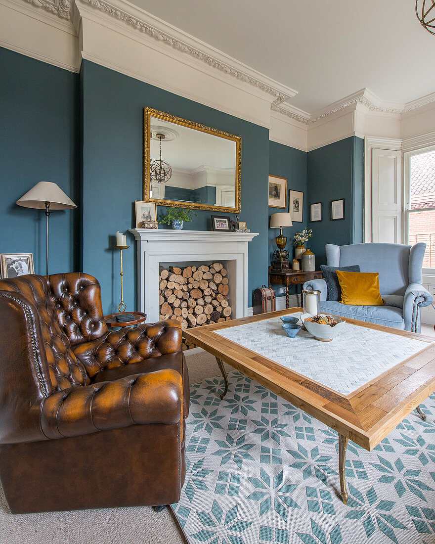 Chesterfieldsessel im klassischen Wohnzimmer in Blau