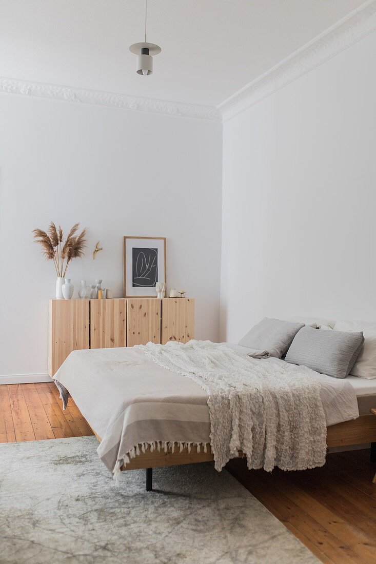 Minimalistisches Schlafzimmer in Naturtönen