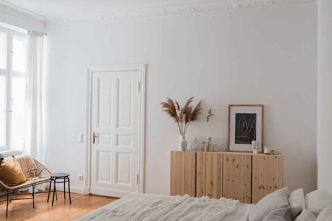 Minimalistisches Schlafzimmer in Naturtönen
