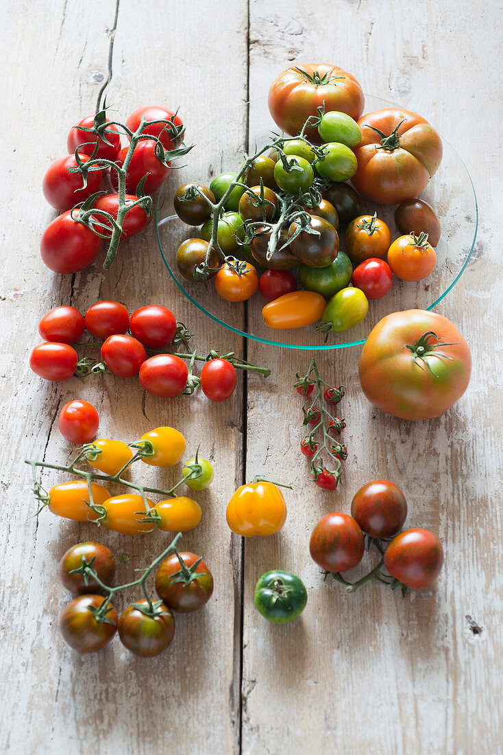 Bunte Tomaten auf Holztisch