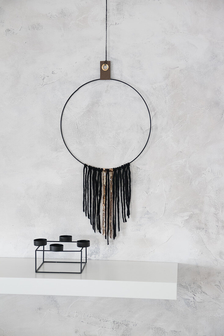 DIY wall decoration: wall hanging made from metal ring