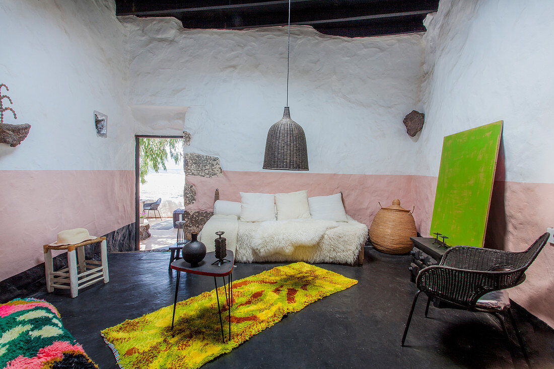 Stilmix im mediterranen Wohnzimmer mit verputzten Wänden
