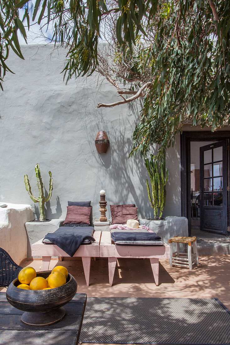 Liegen auf der halbschattigen mediterranen Terrasse