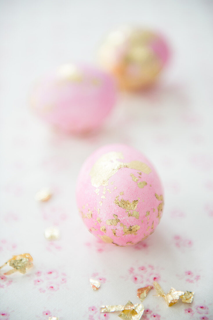 Rosafarbene Eier mit Blattgold