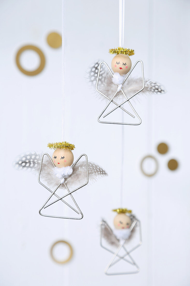 Kleine Engel aus Büroklammern, Perlen und Federn