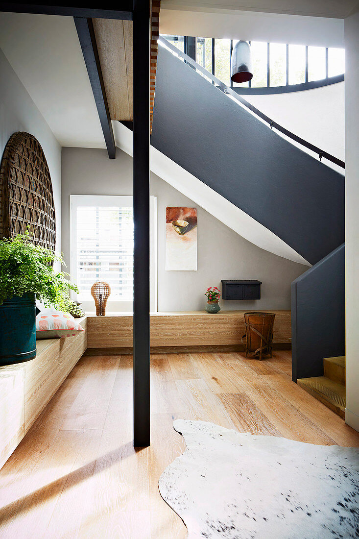 Elegantes Treppenahaus mit Holzelementen und grauem Treppengeländer