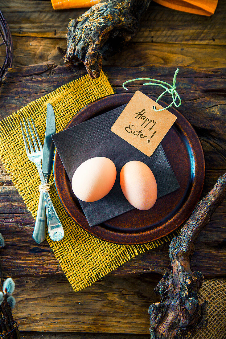 Rustikales Ostergedeck mit knorrigen Ästen und frischen Eiern