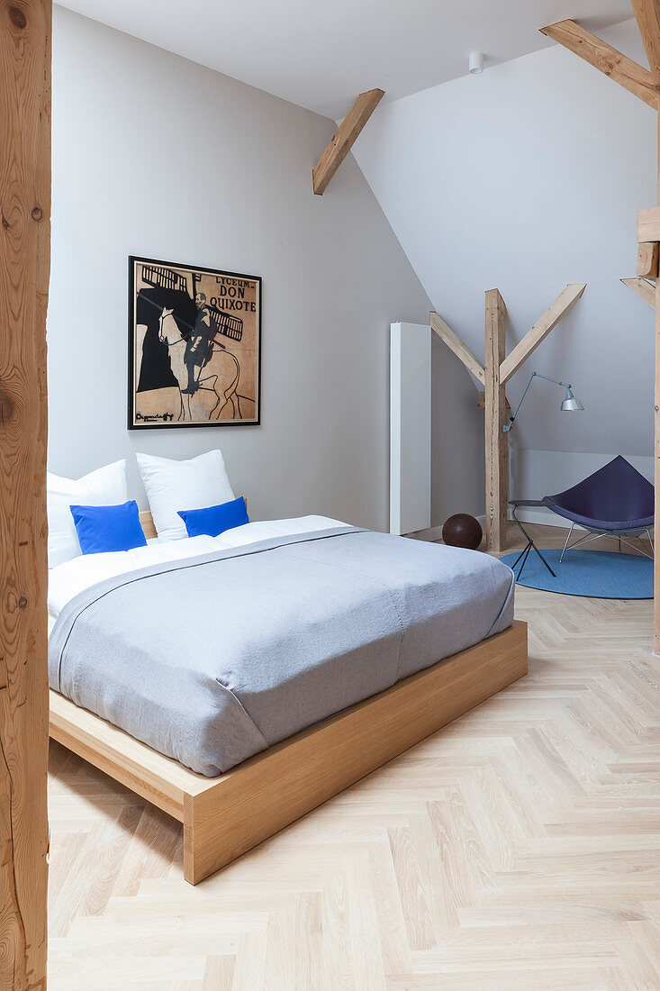 Doppelbett aus Holz im Dach-Schlafzimmer