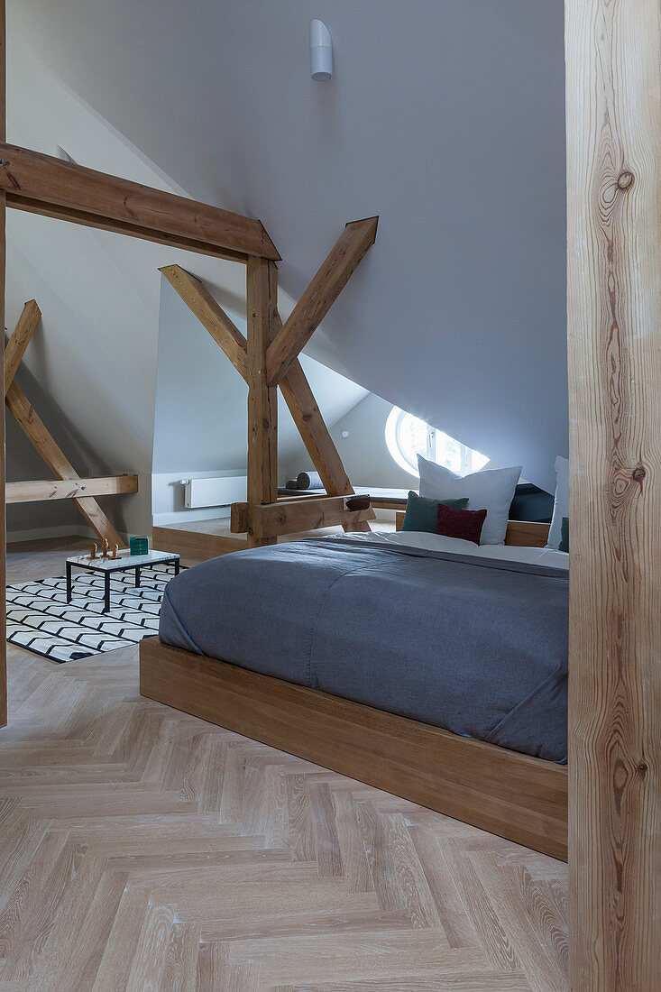 Doppelbett aus Holz im Dach-Schlafraum