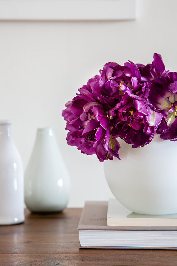 Lila Tulpen 'Purple Peony' in weißer Kugelvase