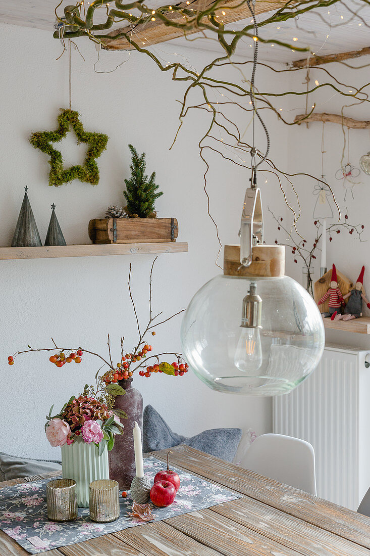 Herbstlich, weihnachtlich dekoriertes Esszimmer