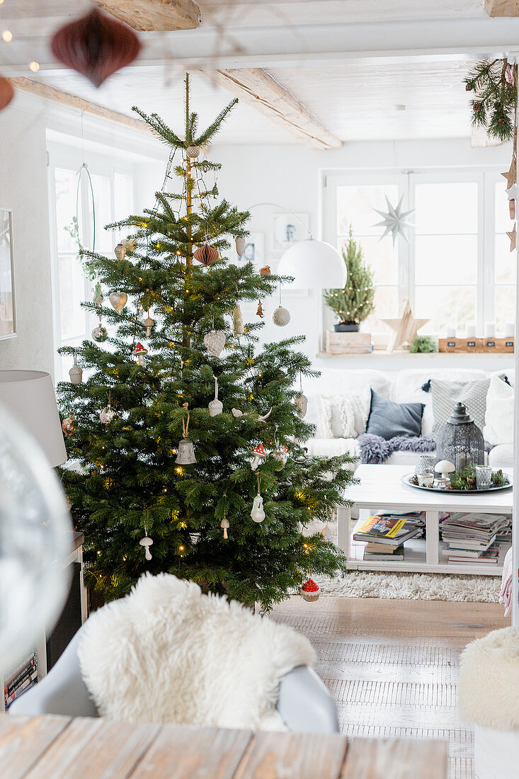 Weihnachtsbaum in weißem Wohnzimmer