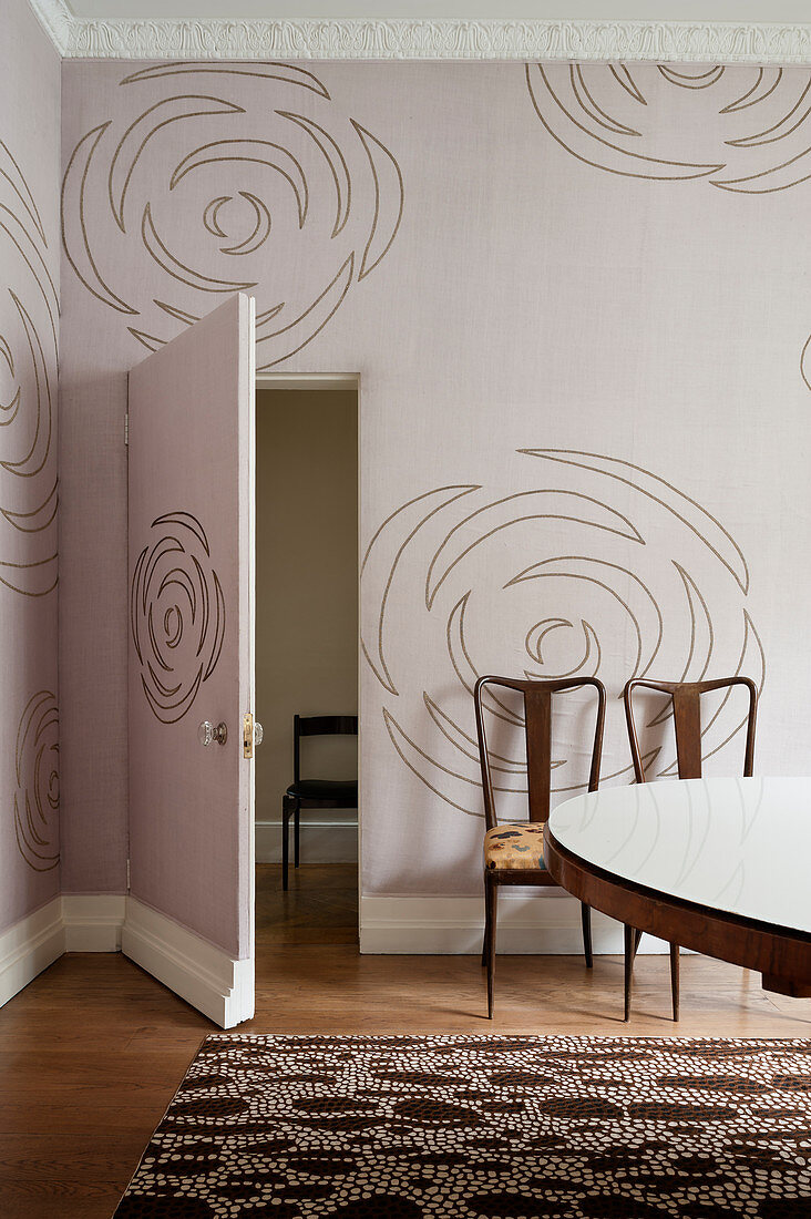 Dusky pink wallpaper with abstract floral pattern in period apartment
