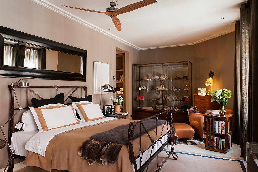 English-style bedroom in shades of brown