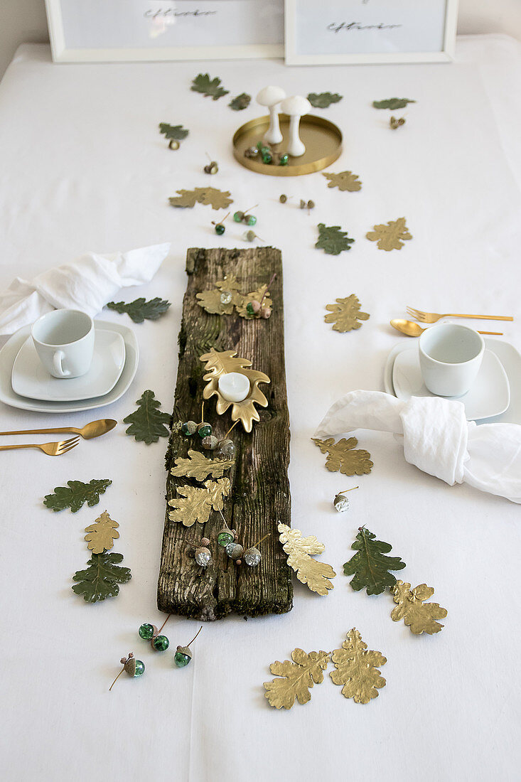 Herbstliche Tischdeko mit Eichenblättern und Murmel-Eicheln